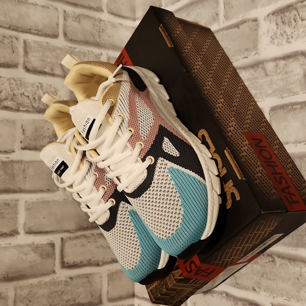 New women's Sneakers Sz 8.5 - Picture 1 of 3